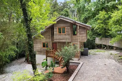 Image de The Chalet, a charming 3-bedroom Chalet located in Gainesville, Fl