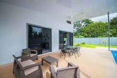 Image de Brand new, walk 2 beach, wifi, private pool!