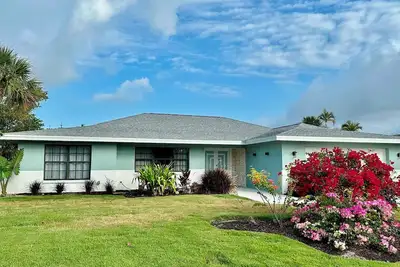 Image de Have a Shelluva Time at this 3br/2. 5ba near beach ground level pool home. Pup. . .