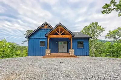 Image de Charming 3 bedroom Riverside Cabin: WiFi, Ac, & 3 Fireplaces in Hayesville, Nc