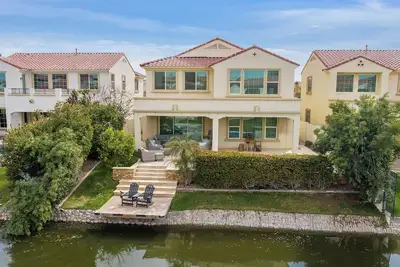 Image de Rustic, lakefront Farmhouse w/ Pool, 5br, Pets & Events allowed