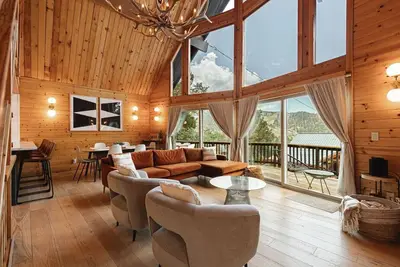 Image de Lux Mod A-Frame w Stunning Floor to Ceiling Views!