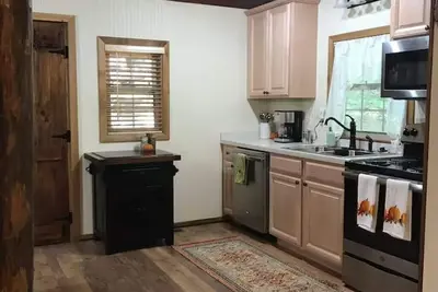 Image de Quaint Cabin w/ Elevated Back Deck Among the Trees