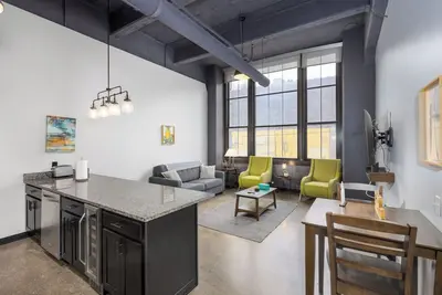 Incredible Views - Steps 2 Shops - King Bed - Rooftop & Gym