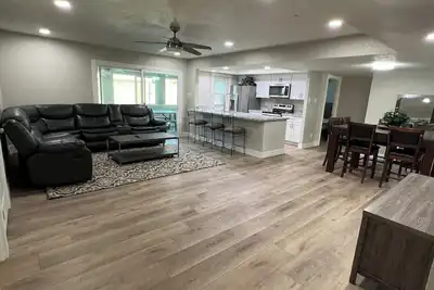 Image de Gorgeously Renovated 5-bedroom home with Pool, PingPong, Fuseball, and Turf