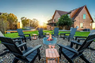 Image de Luxe Bourbon Trail Cabin– Hot Tub/Pickleball/Fire Pit/Pool/Game Room