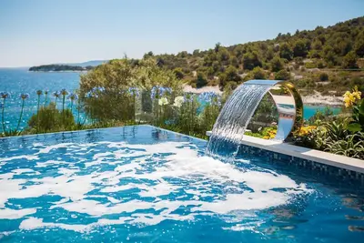 Image de Luxueuse Villa 4br pour 8+2, avec piscine à débordement avec cascade, proche de la mer