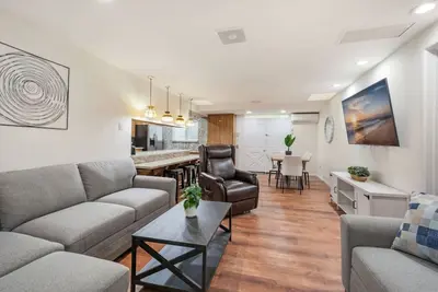 Image de Newly Renovated Home | Spacious | Close 2 Hospital