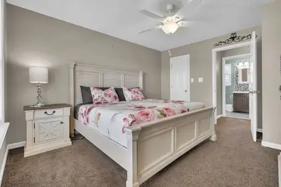 Image de Bigger and Better Bnb Mid-Term Stay with King Bed