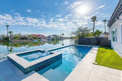 Image de Lakefront Lux by HomeSlice Stays