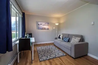 Image de Cozy Suites! Great Location! - Brown Suite