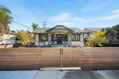 Image de 🏡 Craftsman By The Sea 🌊: Walking distance to the beach, free wifi and parking!