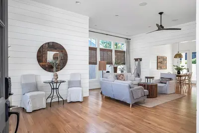 Downtown Franklin Farmhouse. Steps to Dining, Shops & Cafes