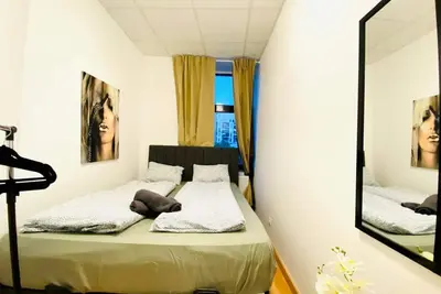 Image de This cozy room in a shared apartment is designed for comfort and practicality, m