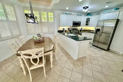 Image de Come to paradise and enjoy this amazing 3 bedroom 2 1/2 bath located on the Blvd.