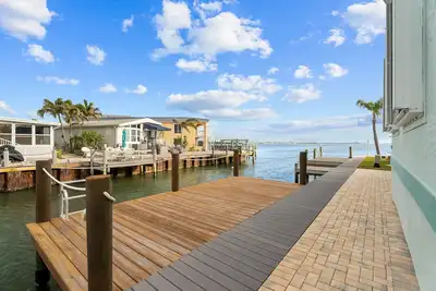 Image de Intracoastal Canal Front paradise in this amazing 2 bed 2 bath Beach house