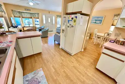 Image de Enjoy paradise in this wonderful 2 bed 2 bath beach home walking distance to the beach!