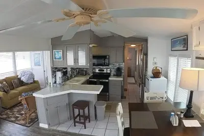 Image de Come enjoy the island lifestyle in this awesome 2 bedroom 1 bath beach house!