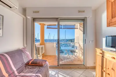 Image de Appartement 'Une Vue Au Dessus De La Marina' avec vue sur mer et terrasse privée