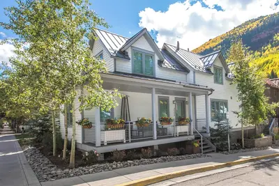 Image de Cozy 4-Bdr Home-Fireplace-Hot tub-1 Block to Gondola Ski Lift Restaurants Shops