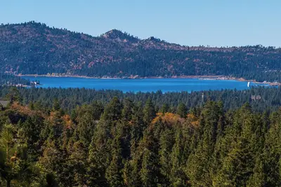 Image de Enchanting cabin Lake and mountain views, wifi, fireplace, wood floors, pets ok