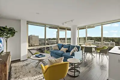 Image de Unique | Bright | Tysons | Views