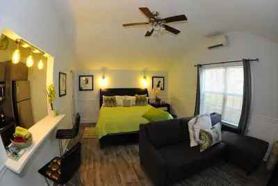 Image de Tea Cake Cottage Suite nestled among 200 year old Live Oaks