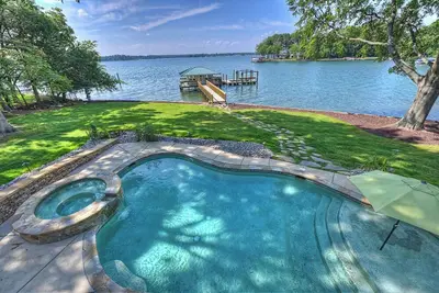 Image de Lakeshore Lookout - Amazing Long Range Views, Pool, Hot Tub, Fire Pit, Theatre Room and much more!
