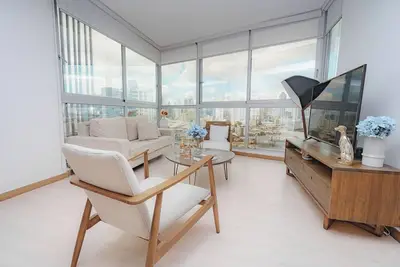 Image de Luxury 2br Cityview apt, parking and balcony