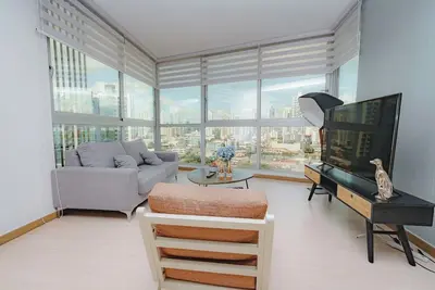 Image de Luxury 2br Cityview apt, parking and balcony