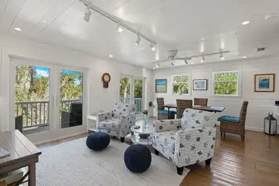Image de Stunning Home minutes to beach!