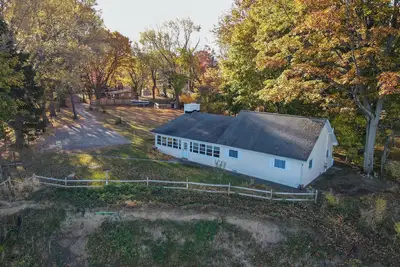 Image de Lakefront Escape on Erie’s Edge | 20 minutes to Presque Isle | Pet Friendly! \n\n