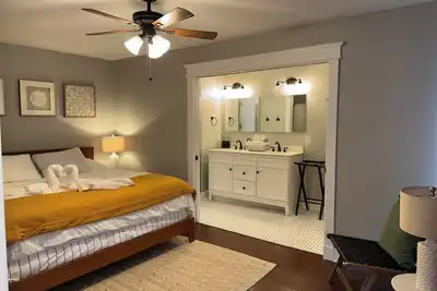 Image de Charming bungalow in Tampa with king suite/WiFi/Walking distance to Stadium