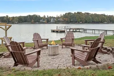 Image de Azalea Point by SoCharm | Quaint Lakefront Retreat