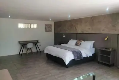 Image de Room 1 of 8 Cozy Suites at The Hilltop Guesthouse