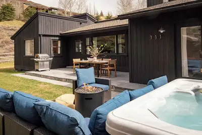 Image de The Basecamp at Lake Creek – Cozy, Modern Getaway with Hot Tub