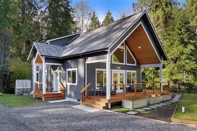 Image de Indianola Cedar House - New Build 2024, Wraparound Deck + Quality finishes