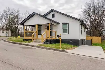 Image de Tranquil 2-bedroom house in Knoxville with WiFi & great backyard space to enjoy