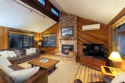 Image de Mtn Cabin-Hot Tub-Fire Pit-Games-Sleeps 10! !
