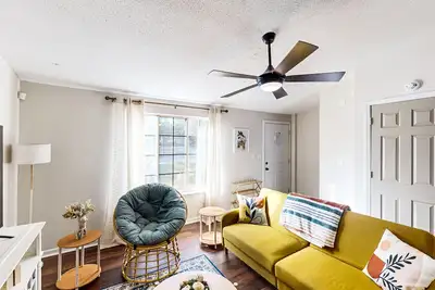 Image de Dog-friendly home with backyard, hammock, close to shopping and dining