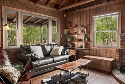 Image de Cozy w Fire Pit, Grill, Deck, Screened Porch, WiFi