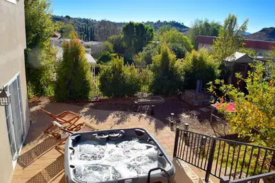 Image de Stunning house with firepit, deck, enclosed backyard and mountain views