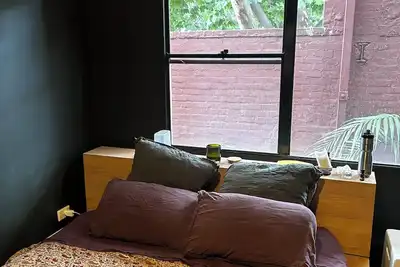 Image de Funny, fun and vibrant apartment a hop skip and a jump from cool places