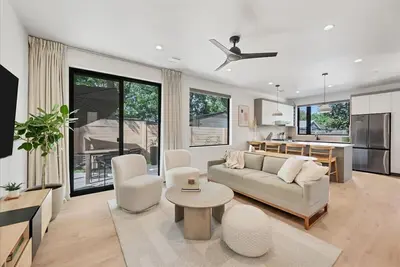 Image de Austin's Stylish Treetop Walkable Retreat!
