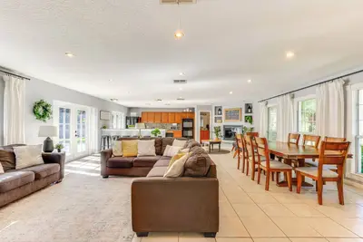 Image de Centrally Located Home w\/ Fenced Yard in Oviedo!