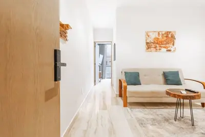 Image de Luxury 1br BalconyandParking, 1 Block from 5th Ave