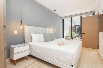 Image de Luxury 1br, 1 Block from 5th Ave. with Parking