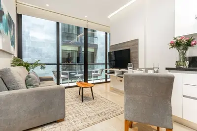 Image de Luxury 1br BalconyandParking, 1 Block from 5th Ave
