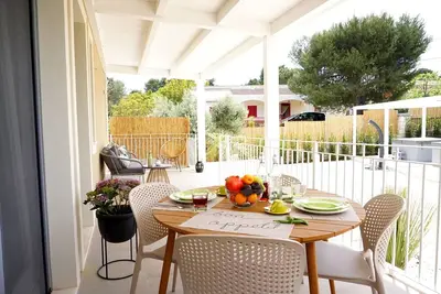 Image de Appartement avec Wifi, climatisation, bain à remous, Tv, véranda