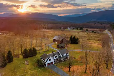 Image de Rustic-Chic Farmhouse w/ Firepit, Close to Windham Ski & Catskills Adventures!